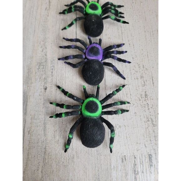 Rubber tarantula green purple spider Halloween decor set - Picture 2 of 7